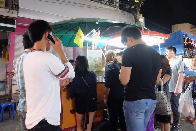 泰國華欣｜華欣夜市Chatchai Night Market｜到華欣必逛的夜市，小吃美食集中，衣服配件便宜，還有很多必買必吃 @飛天璇的口袋