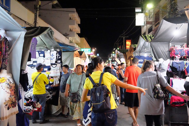 泰國華欣｜華欣夜市Chatchai Night Market｜到華欣必逛的夜市，小吃美食集中，衣服配件便宜，還有很多必買必吃 @飛天璇的口袋