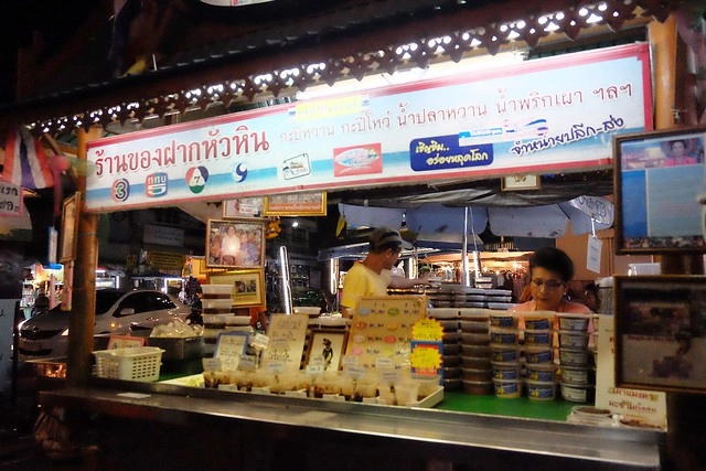 泰國華欣｜華欣夜市Chatchai Night Market｜到華欣必逛的夜市，小吃美食集中，衣服配件便宜，還有很多必買必吃 @飛天璇的口袋