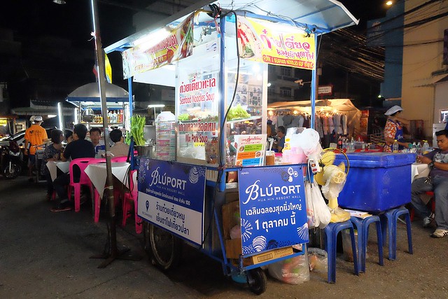 泰國華欣｜華欣夜市Chatchai Night Market｜到華欣必逛的夜市，小吃美食集中，衣服配件便宜，還有很多必買必吃 @飛天璇的口袋