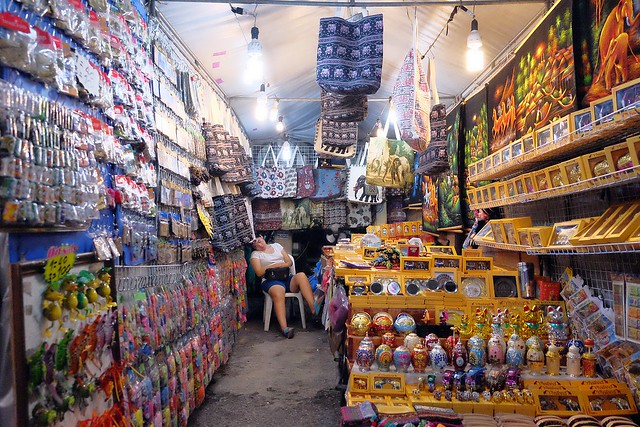 泰國華欣｜華欣夜市Chatchai Night Market｜到華欣必逛的夜市，小吃美食集中，衣服配件便宜，還有很多必買必吃 @飛天璇的口袋