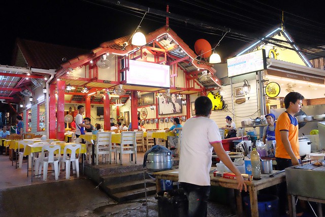 泰國華欣｜華欣夜市Chatchai Night Market｜到華欣必逛的夜市，小吃美食集中，衣服配件便宜，還有很多必買必吃 @飛天璇的口袋