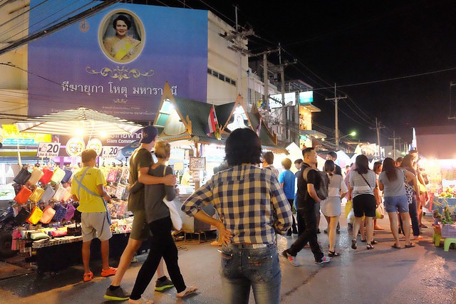 泰國華欣｜華欣夜市Chatchai Night Market｜到華欣必逛的夜市，小吃美食集中，衣服配件便宜，還有很多必買必吃 @飛天璇的口袋
