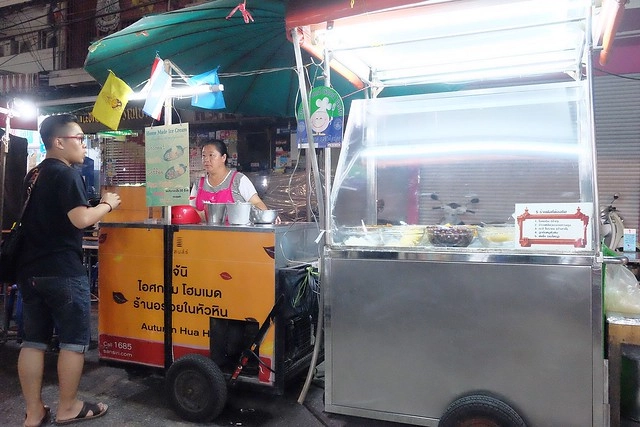 泰國華欣｜華欣夜市Chatchai Night Market｜到華欣必逛的夜市，小吃美食集中，衣服配件便宜，還有很多必買必吃 @飛天璇的口袋