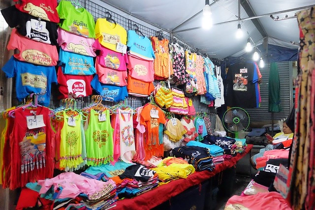 泰國華欣｜華欣夜市Chatchai Night Market｜到華欣必逛的夜市，小吃美食集中，衣服配件便宜，還有很多必買必吃 @飛天璇的口袋