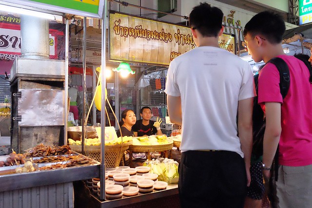 泰國華欣｜華欣夜市Chatchai Night Market｜到華欣必逛的夜市，小吃美食集中，衣服配件便宜，還有很多必買必吃 @飛天璇的口袋
