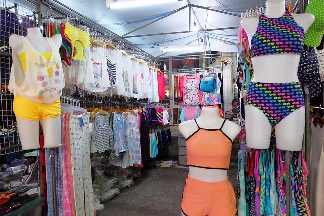 泰國華欣｜華欣夜市Chatchai Night Market｜到華欣必逛的夜市，小吃美食集中，衣服配件便宜，還有很多必買必吃 @飛天璇的口袋