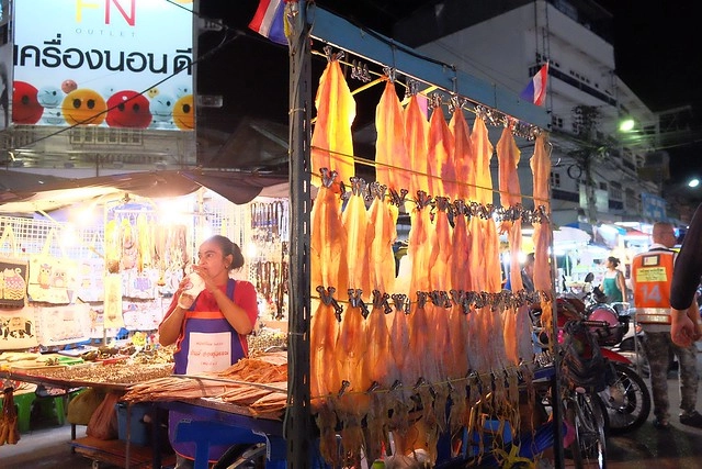 泰國華欣｜華欣夜市Chatchai Night Market｜到華欣必逛的夜市，小吃美食集中，衣服配件便宜，還有很多必買必吃 @飛天璇的口袋