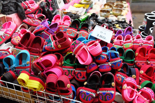 泰國華欣｜華欣夜市Chatchai Night Market｜到華欣必逛的夜市，小吃美食集中，衣服配件便宜，還有很多必買必吃 @飛天璇的口袋