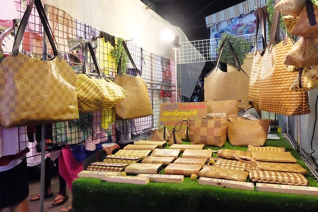 泰國華欣｜華欣夜市Chatchai Night Market｜到華欣必逛的夜市，小吃美食集中，衣服配件便宜，還有很多必買必吃 @飛天璇的口袋