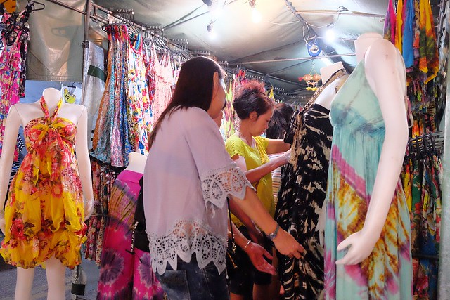 泰國華欣｜華欣夜市Chatchai Night Market｜到華欣必逛的夜市，小吃美食集中，衣服配件便宜，還有很多必買必吃 @飛天璇的口袋