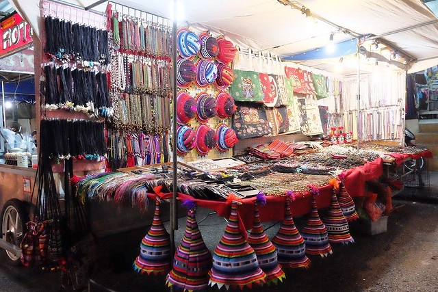 泰國華欣｜華欣夜市Chatchai Night Market｜到華欣必逛的夜市，小吃美食集中，衣服配件便宜，還有很多必買必吃 @飛天璇的口袋