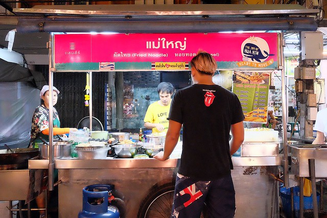 泰國華欣｜華欣夜市Chatchai Night Market｜到華欣必逛的夜市，小吃美食集中，衣服配件便宜，還有很多必買必吃 @飛天璇的口袋