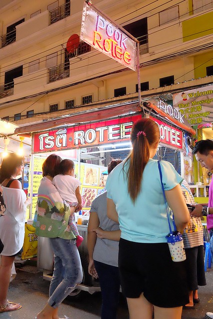 泰國華欣｜華欣夜市Chatchai Night Market｜到華欣必逛的夜市，小吃美食集中，衣服配件便宜，還有很多必買必吃 @飛天璇的口袋