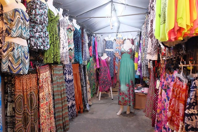 泰國華欣｜華欣夜市Chatchai Night Market｜到華欣必逛的夜市，小吃美食集中，衣服配件便宜，還有很多必買必吃 @飛天璇的口袋