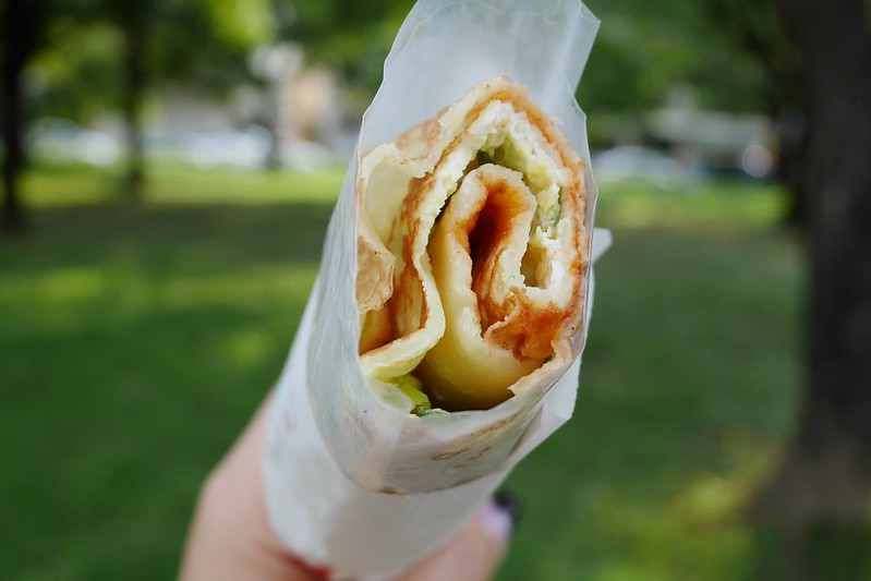 明倫蛋餅┃台中南屯：免排隊！小小一片蛋餅到底在紅什麼？逢甲超人氣排隊美食進駐公益商圈 @飛天璇的口袋