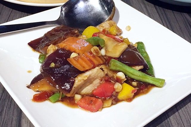 台中北屯｜寶達港式茶餐廳．香港師傅開的港式茶餐廳，推薦脆皮吊燒雞必點 @飛天璇的口袋