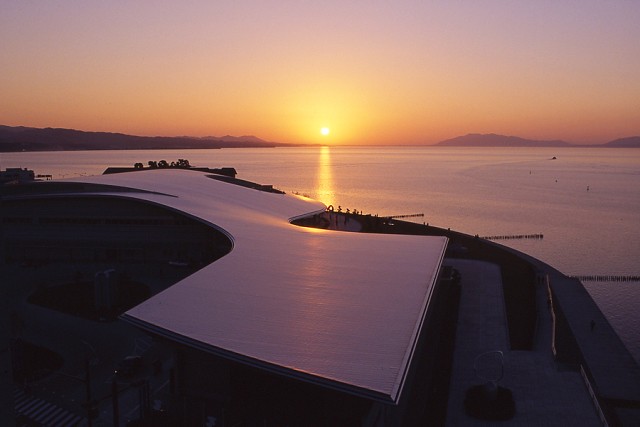 日本島根｜松江市半日遊．武家屋敷、塩見繩手、塩見茶屋下午茶、松江城、島根美術館(夕陽、夜景、結緣兔) @飛天璇的口袋