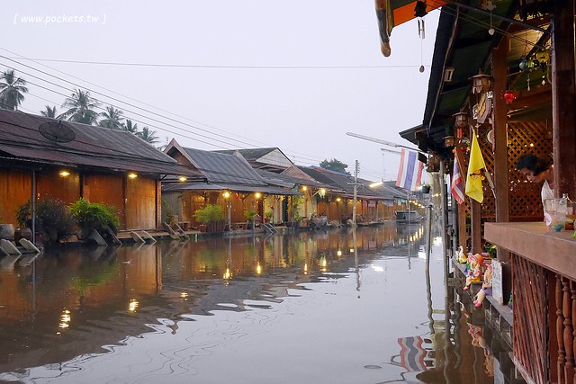 泰國安帕瓦｜Baanrak Amphawa 安帕瓦愛之家旅館｜泰國傳統水上屋，鄰近安帕瓦水上市場，可以參加晚上賞螢清晨供僧活動 @飛天璇的口袋