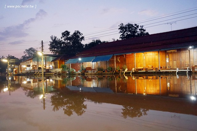 泰國安帕瓦｜Baanrak Amphawa 安帕瓦愛之家旅館｜泰國傳統水上屋，鄰近安帕瓦水上市場，可以參加晚上賞螢清晨供僧活動 @飛天璇的口袋