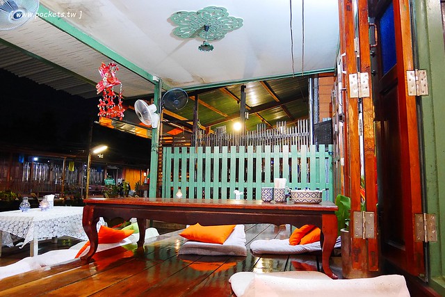 泰國安帕瓦｜Baanrak Amphawa 安帕瓦愛之家旅館｜泰國傳統水上屋，鄰近安帕瓦水上市場，可以參加晚上賞螢清晨供僧活動 @飛天璇的口袋