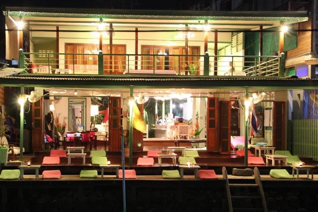 泰國安帕瓦｜Baanrak Amphawa 安帕瓦愛之家旅館｜泰國傳統水上屋，鄰近安帕瓦水上市場，可以參加晚上賞螢清晨供僧活動 @飛天璇的口袋