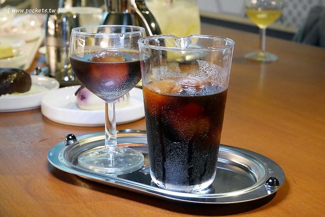 厝咖 True Colors┃台中西屯美食：隱身巷弄間的個人手作甜點工坊，可以品嚐世面世見的甜點種類，還有個人推薦冰滴咖啡和香水檸檬氣泡 @飛天璇的口袋