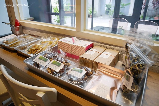 厝咖 True Colors┃台中西屯美食：隱身巷弄間的個人手作甜點工坊，可以品嚐世面世見的甜點種類，還有個人推薦冰滴咖啡和香水檸檬氣泡 @飛天璇的口袋