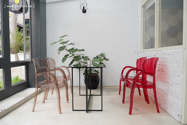 厝咖 True Colors┃台中西屯美食：隱身巷弄間的個人手作甜點工坊，可以品嚐世面世見的甜點種類，還有個人推薦冰滴咖啡和香水檸檬氣泡 @飛天璇的口袋