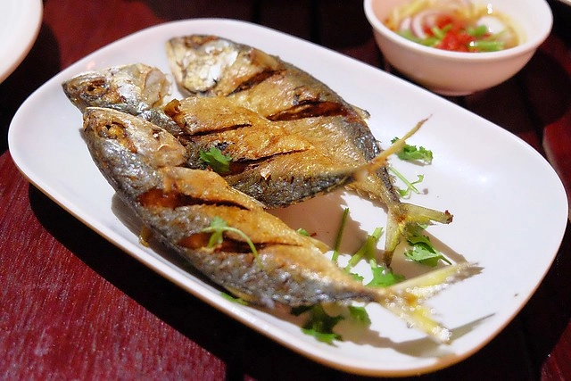 泰國安帕瓦｜安帕瓦水上市場｜每個星期五、六、日才出沒的夜市，泰國自由行最愛的景點之一，品嚐Chalsamran Amphawa ร้านอาหารเจ้าสำราญ晚餐 @飛天璇的口袋