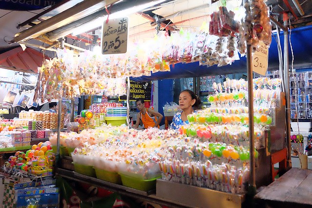 泰國安帕瓦｜安帕瓦水上市場｜每個星期五、六、日才出沒的夜市，泰國自由行最愛的景點之一，品嚐Chalsamran Amphawa ร้านอาหารเจ้าสำราญ晚餐 @飛天璇的口袋