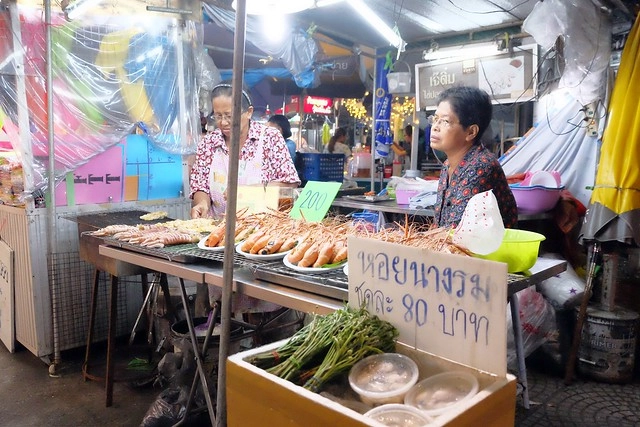 泰國安帕瓦｜安帕瓦水上市場｜每個星期五、六、日才出沒的夜市，泰國自由行最愛的景點之一，品嚐Chalsamran Amphawa ร้านอาหารเจ้าสำราญ晚餐 @飛天璇的口袋