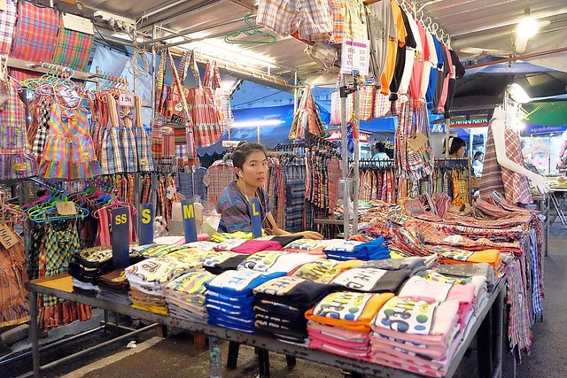 泰國安帕瓦｜安帕瓦水上市場｜每個星期五、六、日才出沒的夜市，泰國自由行最愛的景點之一，品嚐Chalsamran Amphawa ร้านอาหารเจ้าสำราญ晚餐 @飛天璇的口袋