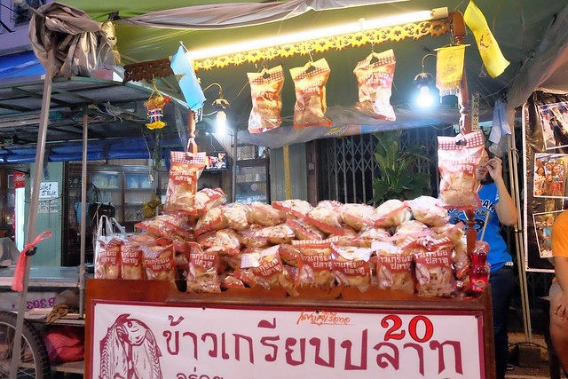 泰國安帕瓦｜安帕瓦水上市場｜每個星期五、六、日才出沒的夜市，泰國自由行最愛的景點之一，品嚐Chalsamran Amphawa ร้านอาหารเจ้าสำราญ晚餐 @飛天璇的口袋