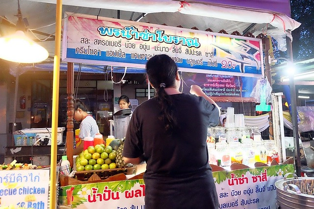 泰國安帕瓦｜安帕瓦水上市場｜每個星期五、六、日才出沒的夜市，泰國自由行最愛的景點之一，品嚐Chalsamran Amphawa ร้านอาหารเจ้าสำราญ晚餐 @飛天璇的口袋