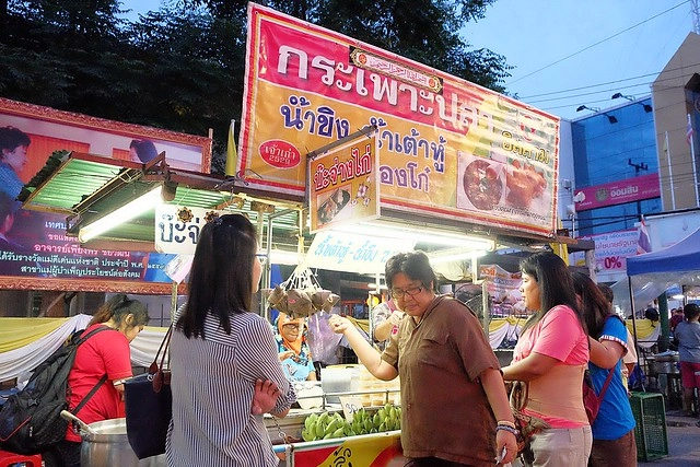 泰國安帕瓦｜安帕瓦水上市場｜每個星期五、六、日才出沒的夜市，泰國自由行最愛的景點之一，品嚐Chalsamran Amphawa ร้านอาหารเจ้าสำราญ晚餐 @飛天璇的口袋