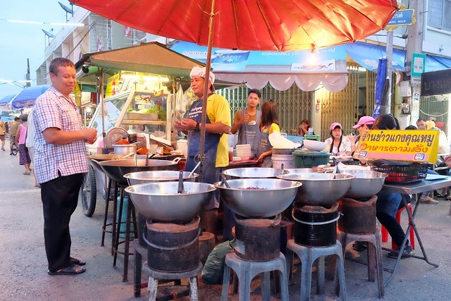 泰國安帕瓦｜安帕瓦水上市場｜每個星期五、六、日才出沒的夜市，泰國自由行最愛的景點之一，品嚐Chalsamran Amphawa ร้านอาหารเจ้าสำราญ晚餐 @飛天璇的口袋