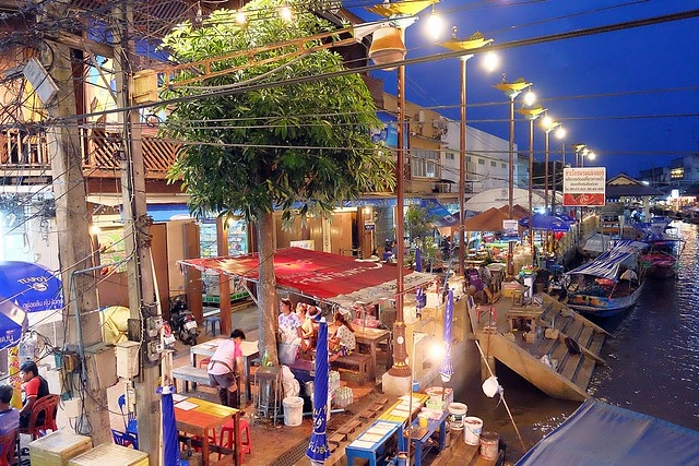 泰國安帕瓦｜安帕瓦水上市場｜每個星期五、六、日才出沒的夜市，泰國自由行最愛的景點之一，品嚐Chalsamran Amphawa ร้านอาหารเจ้าสำราญ晚餐 @飛天璇的口袋