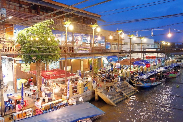 泰國安帕瓦｜安帕瓦水上市場｜每個星期五、六、日才出沒的夜市，泰國自由行最愛的景點之一，品嚐Chalsamran Amphawa ร้านอาหารเจ้าสำราญ晚餐 @飛天璇的口袋