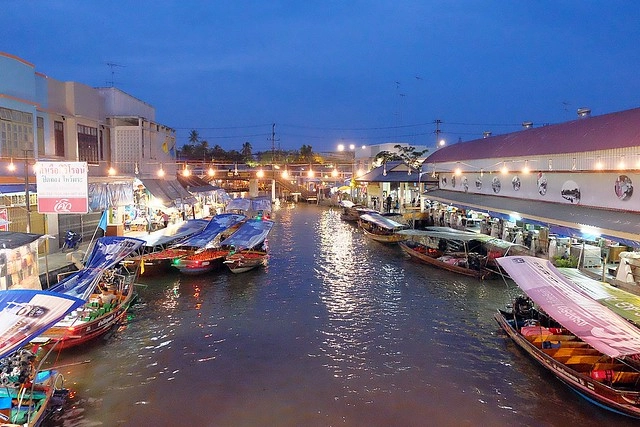 泰國安帕瓦｜安帕瓦水上市場｜每個星期五、六、日才出沒的夜市，泰國自由行最愛的景點之一，品嚐Chalsamran Amphawa ร้านอาหารเจ้าสำราญ晚餐 @飛天璇的口袋