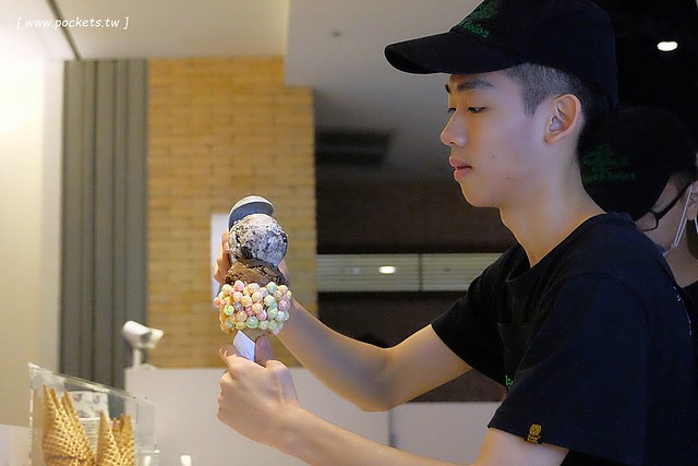 Emack & Bolio&rsquo;s┃ 台中西屯美食：來自美國波斯頓的堆疊冰淇淋，華麗又濃郁的搖滾風味，一起體驗疊疊樂的樂趣 @飛天璇的口袋