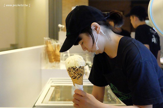 Emack & Bolio&rsquo;s┃ 台中西屯美食：來自美國波斯頓的堆疊冰淇淋，華麗又濃郁的搖滾風味，一起體驗疊疊樂的樂趣 @飛天璇的口袋