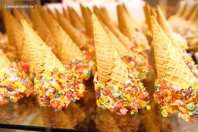 Emack & Bolio&rsquo;s┃ 台中西屯美食：來自美國波斯頓的堆疊冰淇淋，華麗又濃郁的搖滾風味，一起體驗疊疊樂的樂趣 @飛天璇的口袋