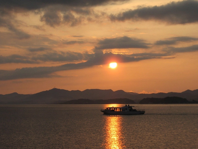 日本島根｜松江市半日遊．武家屋敷、塩見繩手、塩見茶屋下午茶、松江城、島根美術館(夕陽、夜景、結緣兔) @飛天璇的口袋