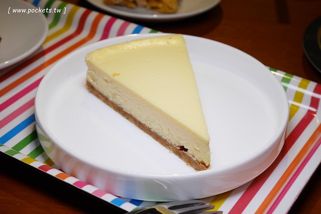 厝咖 True Colors┃台中西屯美食：隱身巷弄間的個人手作甜點工坊，可以品嚐世面世見的甜點種類，還有個人推薦冰滴咖啡和香水檸檬氣泡 @飛天璇的口袋