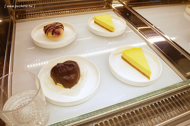 厝咖 True Colors┃台中西屯美食：隱身巷弄間的個人手作甜點工坊，可以品嚐世面世見的甜點種類，還有個人推薦冰滴咖啡和香水檸檬氣泡 @飛天璇的口袋