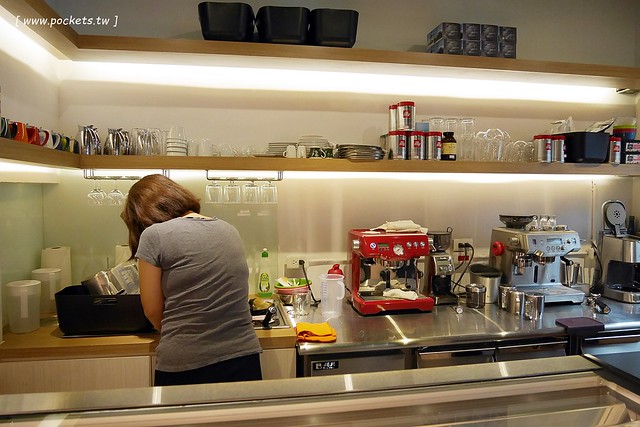 厝咖 True Colors┃台中西屯美食：隱身巷弄間的個人手作甜點工坊，可以品嚐世面世見的甜點種類，還有個人推薦冰滴咖啡和香水檸檬氣泡 @飛天璇的口袋