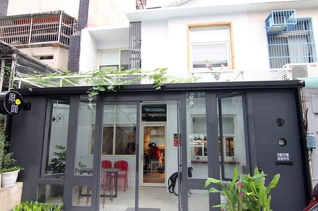 厝咖 True Colors┃台中西屯美食：隱身巷弄間的個人手作甜點工坊，可以品嚐世面世見的甜點種類，還有個人推薦冰滴咖啡和香水檸檬氣泡 @飛天璇的口袋