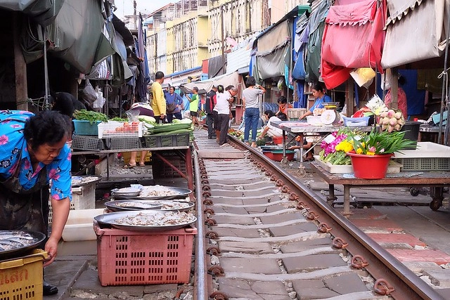 泰國曼谷｜美功鐵道市場 Maeklong．曼谷近郊一日遊必訪景點，火車經過攤販特殊求生之道 @飛天璇的口袋