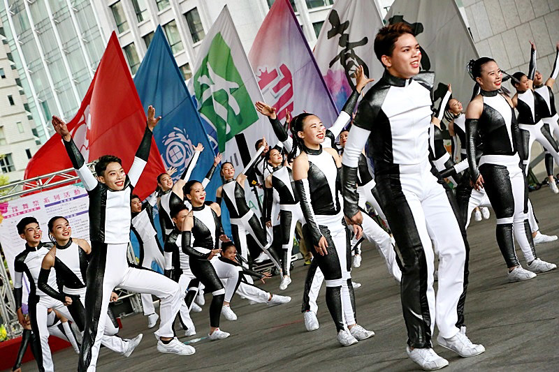 2018臺中國際踩舞祭┃台中旅遊：國際踏舞祭11/9登場，將街道化身為移動的舞台，結合藝文、活動和美食 @飛天璇的口袋